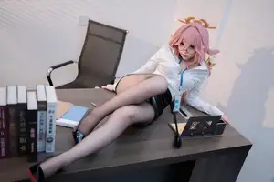 Coser Bangni Bonnie's Daring Interview Look: A Unique Blend of Professional and Playful Charm - image 6