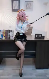 Coser Bangni Bonnie's Daring Interview Look: A Unique Blend of Professional and Playful Charm - image 17