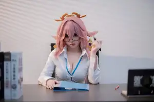 Coser Bangni Bonnie's Daring Interview Look: A Unique Blend of Professional and Playful Charm - image 2