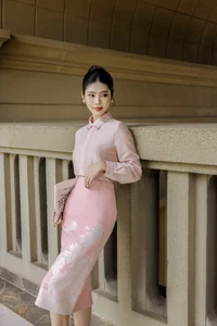 The Ultimate Guide to Elegant and Flattering Office Fashion for Modern Women - image 2