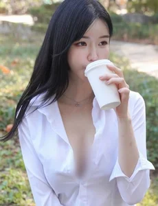 Bold Fashion Statements: The Elegance and Risks of Styling Sheer Silk Dresses - image 2