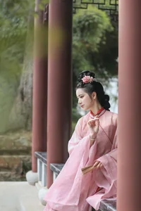 YiTuYu Art Language Vol. 6713: Elegant Artistic Portraits Featuring Model Ruan Yu - image 0
