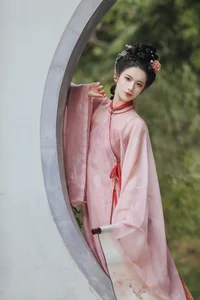 YiTuYu Art Language Vol. 6713: Elegant Artistic Portraits Featuring Model Ruan Yu - image 8