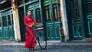 Le Vu Quynh Tram Celebrates Lunar New Year in Elegant Traditional Ao Dai - image 4