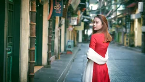 Le Vu Quynh Tram Celebrates Lunar New Year in Elegant Traditional Ao Dai - image 6