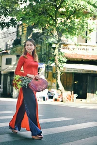 Le Vu Quynh Tram Celebrates Lunar New Year in Elegant Traditional Ao Dai - image 27