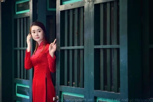Le Vu Quynh Tram Celebrates Lunar New Year in Elegant Traditional Ao Dai - image 23
