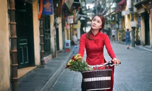 Le Vu Quynh Tram Celebrates Lunar New Year in Elegant Traditional Ao Dai - image 3