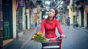 Le Vu Quynh Tram Celebrates Lunar New Year in Elegant Traditional Ao Dai - image 12