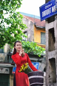Le Vu Quynh Tram Celebrates Lunar New Year in Elegant Traditional Ao Dai - image 24