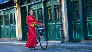 Le Vu Quynh Tram Celebrates Lunar New Year in Elegant Traditional Ao Dai - image 21