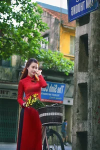 Le Vu Quynh Tram Celebrates Lunar New Year in Elegant Traditional Ao Dai - image 0