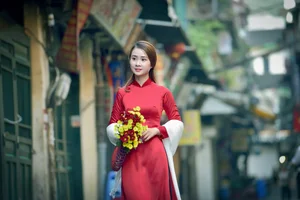 Le Vu Quynh Tram Celebrates Lunar New Year in Elegant Traditional Ao Dai - image 1