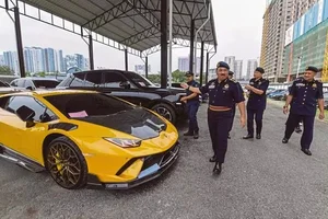 Massive Collection of Seized Luxury Supercars: 50+ High-Performance Vehicles Including Lamborghinis and Ferraris Discovered in Malaysia - image 5