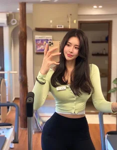 Exploring the Bold 'No Bra' Fashion Trend Among South Korean Social Media Influencers - image 1