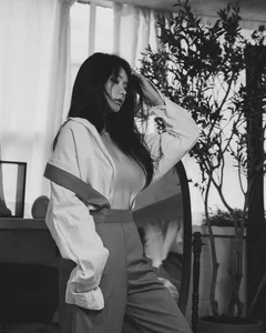 Exploring the Bold 'No Bra' Fashion Trend Among South Korean Social Media Influencers - image 0