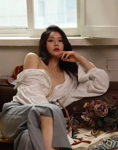 Exploring the Bold 'No Bra' Fashion Trend Among South Korean Social Media Influencers - image 10