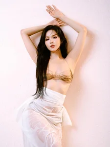 Timeless Beauty: The Secrets Behind the Stunning Physique of the Lingerie Queen in Her 40s - image 1