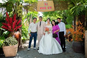 Rustic Charm: Creative Wedding Decor Using Traditional Rice Granaries, Water Jars, and Banana Trees - image 4