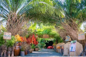 Rustic Charm: Creative Wedding Decor Using Traditional Rice Granaries, Water Jars, and Banana Trees - image 5