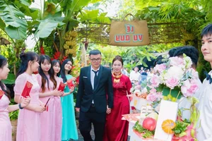 Rustic Charm: Creative Wedding Decor Using Traditional Rice Granaries, Water Jars, and Banana Trees - image 1