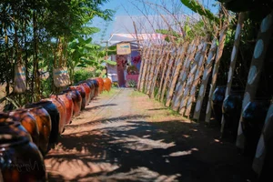 Rustic Charm: Creative Wedding Decor Using Traditional Rice Granaries, Water Jars, and Banana Trees - image 0
