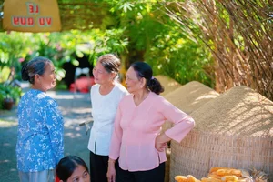 Rustic Charm: Creative Wedding Decor Using Traditional Rice Granaries, Water Jars, and Banana Trees - image 7