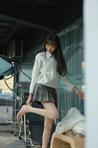 IESS Tuan Tuan Long Boots and Silk Hosiery Fashion Showcase - image 5