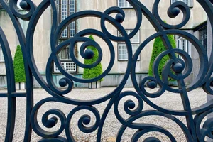 Exploring the Architectural Grandeur of the World's Most Stunning Century-Old Historic Mansion - image 14