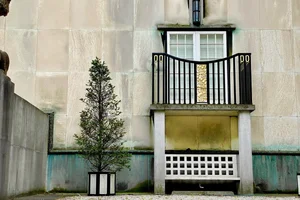 Exploring the Architectural Grandeur of the World's Most Stunning Century-Old Historic Mansion - image 3