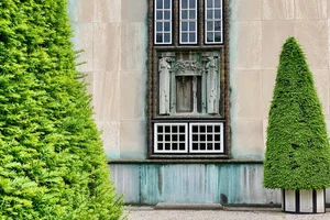 Exploring the Architectural Grandeur of the World's Most Stunning Century-Old Historic Mansion - image 12