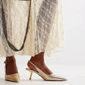 8 Elegant and Comfortable Shoe Styles for the Modern Professional Woman - image 7