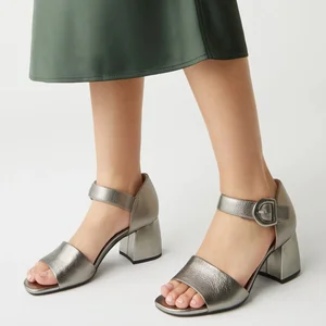 8 Elegant and Comfortable Shoe Styles for the Modern Professional Woman - image 0