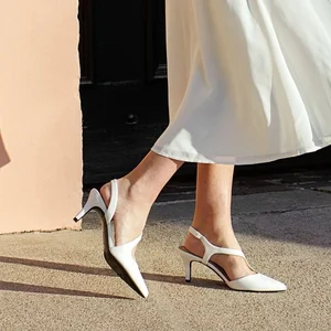 8 Elegant and Comfortable Shoe Styles for the Modern Professional Woman - image 1