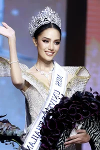 Discover the Sharp Beauty and Captivating Elegance of the New Miss Universe Thailand - image 4