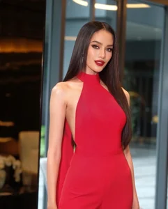 Discover the Sharp Beauty and Captivating Elegance of the New Miss Universe Thailand - image 0