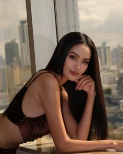 Discover the Sharp Beauty and Captivating Elegance of the New Miss Universe Thailand - image 8