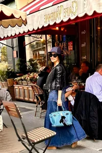 Diva Hong Nhung’s Parisian Life: Embracing Love and Bold Fashion in France - image 10