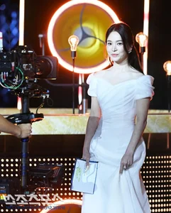 Song Hye Kyo at Blue Dragon Series Awards 2024: Embracing Natural Beauty and Elegance - image 4