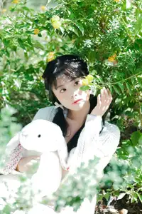 Yi Zhi Nuan Nuan's Poetic World: Dreamy Muse in a Green Garden YiTuYu Vol.8651 - image 2