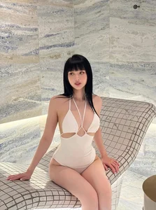 Luxury Beach Fashion Secrets from Vietnam's Most Influential Socialites - image 5