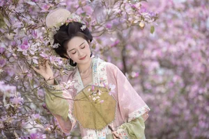 Ethereal Beauty Under Blossoms - YiTuYu Vol.8918 Jiu Shi Jiao Mei Nan A - image 0