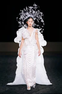 Xuan Lan’s Daughter Shines on the International Fashion Runway in Japan - image 5