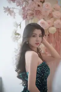 Dva Shines in Sparkling Emerald Dress: Captivating Fashion Portrait - YiTuYu Vol.8640 - image 6