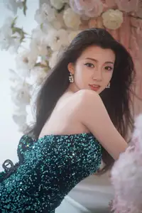 Dva Shines in Sparkling Emerald Dress: Captivating Fashion Portrait - YiTuYu Vol.8640 - image 25