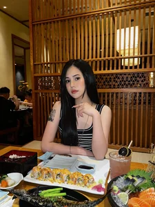 Modern Elegance and Artistic Heritage: The Captivating Style of Musician Tu Dua’s Daughter at Age 25 - image 3