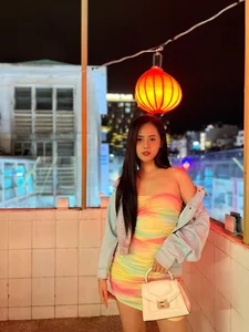 Modern Elegance and Artistic Heritage: The Captivating Style of Musician Tu Dua’s Daughter at Age 25 - image 1