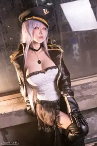 Coser Yangyi: Alluring Mystery in a Striking Military Uniform - image 3