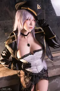Coser Yangyi: Alluring Mystery in a Striking Military Uniform - image 5