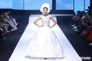 Vietnamese Fashion Icons Hoang Thuy and Thanh Hang Showcase Stunning Styles in New Exclusive Fashion Gallery - image 24